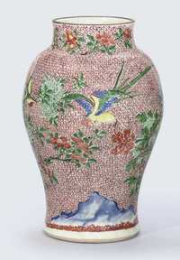 CIRCA 1650 A TRANSITIONAL WUCAI BALUSTER VASE